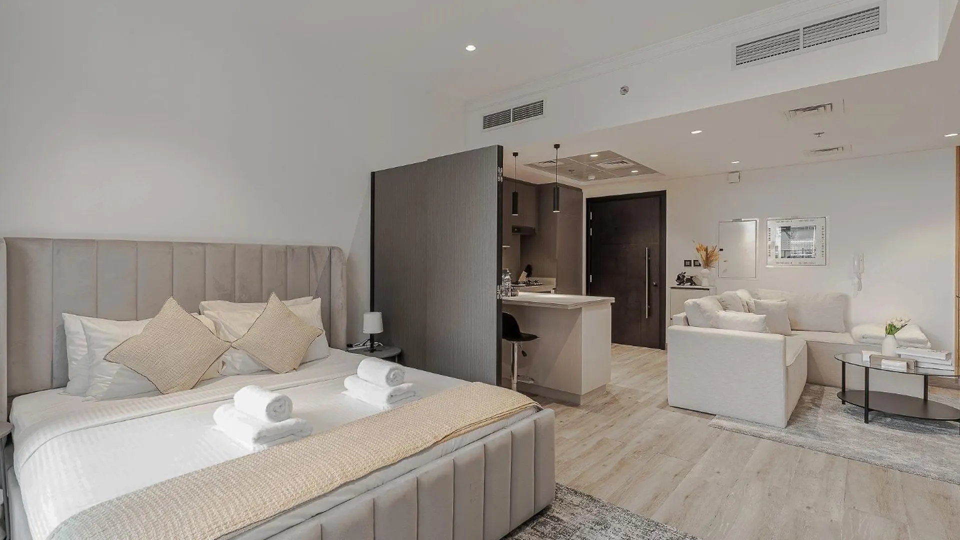 Modern Studio With Pool View & Gym Access Dubai 0*,